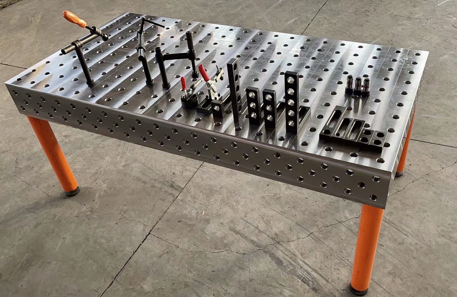 焊接工作桌怎麼選? 一次搞懂尺寸承重孔洞系統與治具搭配 (D28 專業指南)